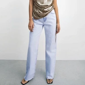 Högmidjade jeans från Zara - Dessa köptes i våras och är använda men har inga tecken på användning. Säljer enbart då det ej är min stil längre🙏🏻 Kontakta mig för egna bilder eller vid intresse💕 Går att klippa för att anpassa längden då den har råa kanter.