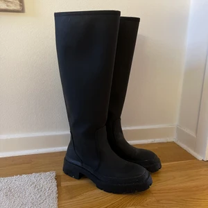 Höga boots - Inköptes i höstas men har endast använts 1 gång.