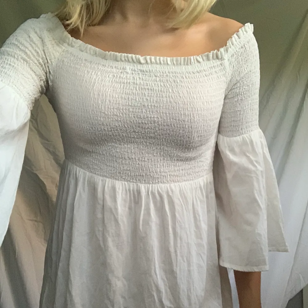 supersöt vit klänning som aldrig kommit till användning💚 perfekt på sommaren eller till skolavslutningen och passar xs-s. Klänningar.