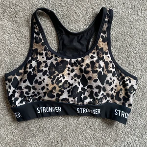Stronger träningstopp - Träningstopp från stronger i strl medium. Använd en del men bra skick bara pytte lite blekt i färgen men inget man tänker på. 