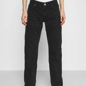 Skit snygga jeans från weekday i modellen arrow, de är lågmidjade. Älskar den här jeansen men dem är tyvärr för små! Frakt ingår inte i priset💓💓