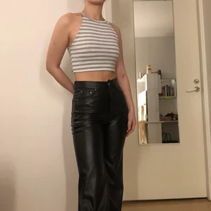 Glittrig topp - Glittrig halterneck topp som är förvånande nog snyggt ihop med löderbyxor! Knappast använd så toppen är i bra skick🥰