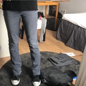 Gråa jeans med slits  Zara - Säljer dessa skitsnygga gråa jeansen med slits från zara i storlek 36 det är lånade Bilder och de är i jättebra skick!💕❤️( skriv i dm om ni vill ha fler bilder så kan jag skicka bild på de såklart!)💕💕  lite slitna längst ner kan skicka bild och för egna bilder så är de bara att skriva!❤️❤️
