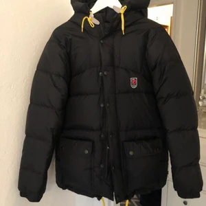 Fjällräven svart strl S - Säljer min gamla vinterjacka som jag inte använt så mycket. Storlek S sitter bra. Inga defekter eller liknande.