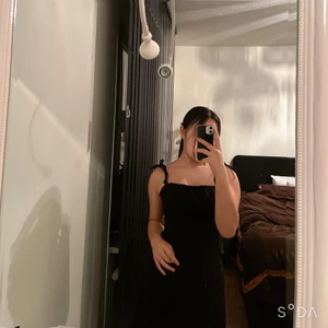 Söt svart klänning - Den mest perfekta svarta klänningen för våren och sommaren! Klänningen är från H&M och har super bra matrial (man ser inte igenom). Ps... det speciella är att den verkligen gör så att 🍒 ser så mycket bättre ut. Skriv om ni har fler frågor, kan också skicka fler bilder om önskas…. Ops! Köparen står för frakten