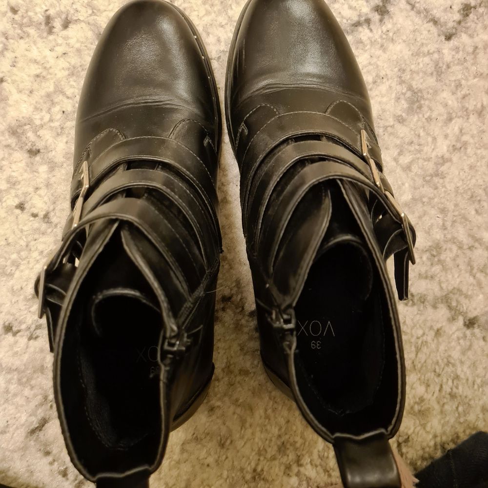 Svarta skor med spänne och små runda nitar . Skor.