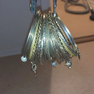 Flera stycken armband  - Flera armband jätte fina, säljer dom pga dom inte inte används i familjen.