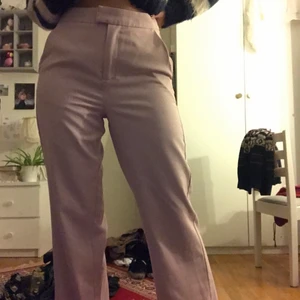 ljusrosa byxor - ljusrosa byxor i i tunt material från NA-KD. dem är i storlek 34 men är lite stora i storleken eftersom den passar mig perfekt och jag har vanligtvis 36-38.