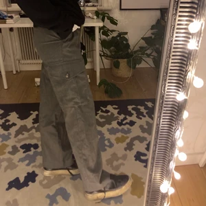 Cargo kostymbyxor - Cargo-inspirerade mörkgråa kostymbyxor från Monki. Supercoola och bra kvalle👍🏼 midjemått: 68cm