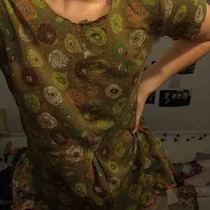 blommig blus - grön blommig blus i t-shirttyg från Gudrun Sjödén. Jag har klippt till halsen på blusen.