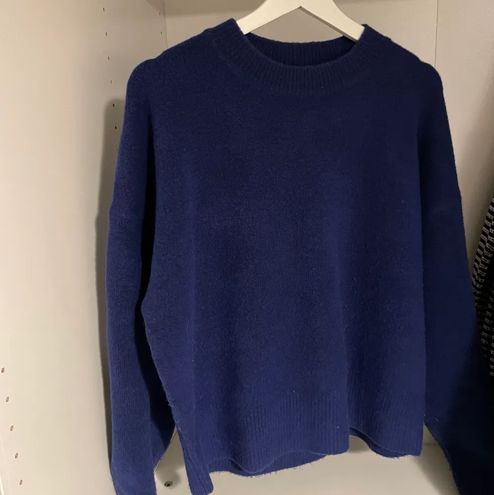 säljer denna jätte fina marinblå stickade tröja från zara❤️❤️ Använd fåtal gånger, 200 kr +frakt. Tröjor & Koftor.
