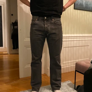 Jeans - Levis jeans, riktigt bra skick, använda få gånger och är en speciell utgåva från Levis därav 501’93. Skriv om du har fler frågor.