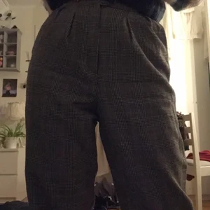 rutiga byxor - ett par rutiga kostymbyxor som är köpta på beyond retro. det står ingen storlek men passar perfekt på mig som vanligtvis har s-m i byxor.