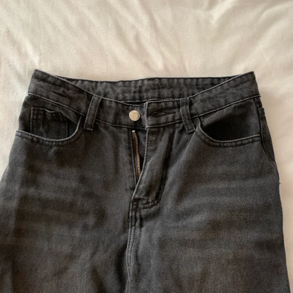 Jeans från SHEIN, knappast använda och långa på mig som e 173. Köpta i strl Xs men dem är s. . Jeans & Byxor.