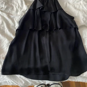 Zara topp - Topp med öppen rygg ifrån zara, lappen är bortklippt men den är i str s, frakten ingår i priset 😇