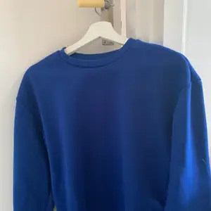 Väldigt fin och stark blå färg, sweatshirt från SHEIN. Köptes i strl M skulle dock säga att den är som en S. Väldigt bra skick 