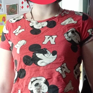HM crop top Micky mouse storlek S - T-shirts är i bra skick, jag har haft den ganska länge så det betyder att den är lite noprig men inte som bollarna som ibland formas utan mer som lite vit hår som ej syns om man inte kommer väldigt nära. Tyget är skönt och kliar ej mot huden. Jag hade tänkt mig 50-100 kr + frakt, priset kan då diskuteras men inom dom prislängderna. Jag finns på Värmdö så om du finns i närheten kan vi också mötas upp. 