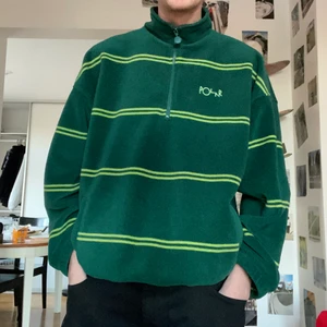 POLAR FLEECE TRÖJA - Underbar fleece, perfekt till vintern och vad är inte snyggare än Mörkgrönt. Nästan oanvänd. Nypris 1599kr.