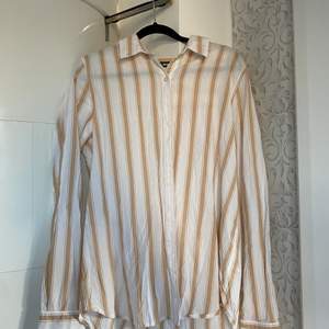 Beige och vitrandig skjorta ifrån Bikbok! Endast testad i storlek S✨ (köparen står för frakt)