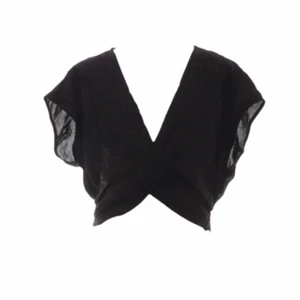 Svart prickig topp - Skitcool svart topp med röda prickar från zara. Endast använt två gånger av mig så i nyskick!! Verkligen superfin, i storlek S men passar nog både större och mindre då den är lite stretchig!