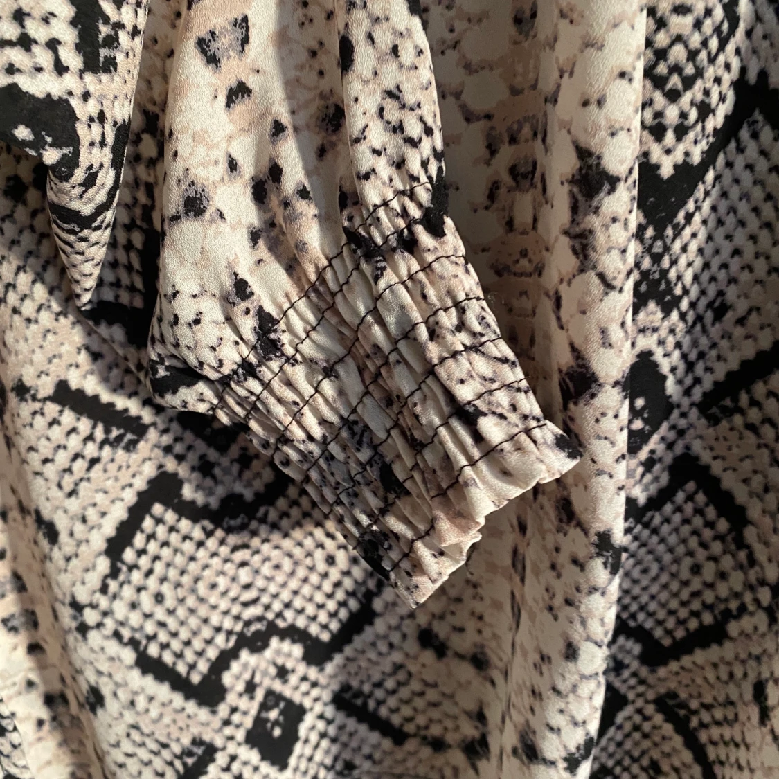 Blus med fina detaljer på ärmen  - 25