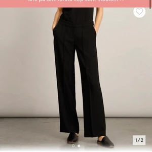 Kostymbyxor - Jättefina midwaist kostymbyxor från STYLEIN! Stl 34. Nypris 1499kr och jag säljer för 400kr+frakt! Endast använda en gång, nyskick🤍
