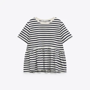 Randig volang tröja  - Säljer min super fina zara tröja då den inte kommer till användning. Använd fåtal gånger och är i fint skick. I storlek S men passar även xs. Köparen står för frakt på 66kr💘