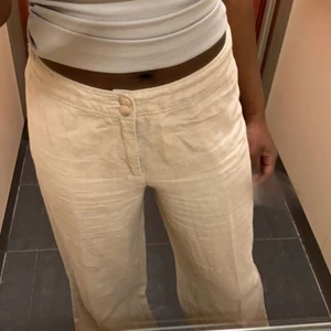 Linnebyxor - Hej! säljer nu tyvärr mina favvo byxor då dom har blivit för stora, köpta på second hand och är i storlek 38 men skulle kunna passa en 36 beroende på hur man vill att dom ska sitta. Väldigt skönt att ha dom på sommaren då det är skönt och populärt nu❤️ skriv gärna om du har några frågor elr funderingar elr om du vill ha flera bilder😆❤️