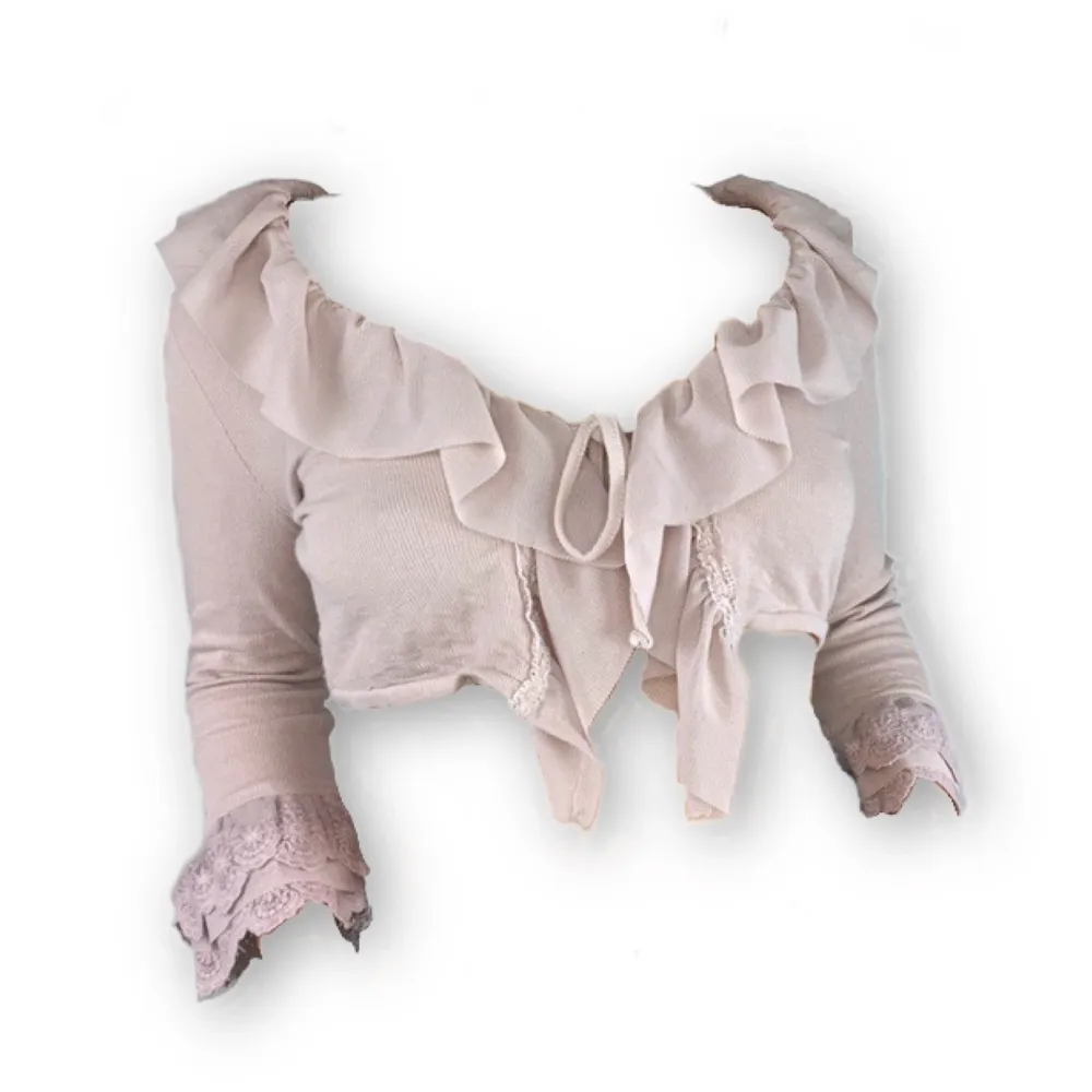 This super cute and unique crop top/cardigan comes from Cream, size 38. Adorable ruffles all over and such an unique design. In excellent condition!! No return nor refund. Free shipping everywhere in Sweden. Tröjor & Koftor.