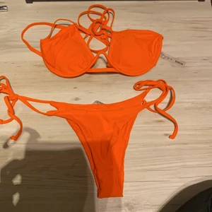Bikini - Så fin bikini som gör att man ser riktigt brun ut, OANVÄND. Bikinin är så snygg och är en bra strand bikini då den är badsäker och inte visar för mycket haha, säljer då färgen inte matchar min Hudton då jag är väldigt blek, säljer för 140kr och köparen står för frakten❤️ skriv gärna vid frågor om pris osv är alltid öppen för förslag💞 bikinin går att justera så den passar ända från XS-M
