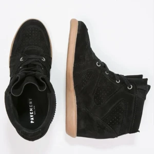 Skor från pavement  - Isabel Marant liknande skor från Pavement. Aldrig använda utomhus då de är lite ovant att gå i klackar för mig.                                                      Men så fina! Köpte för 1200 säljer för 500! 