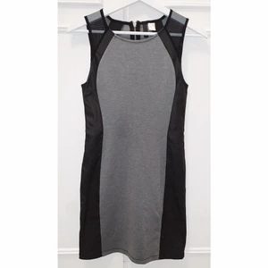 Klänning  - Grå klänning med svart fake skinn/mesh från H&M. Storlek 36! Använd några enstaka gånger 