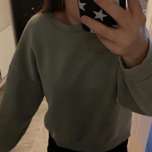Grön sweatshirt - Säljer denna gröna tröjan från Gina tricot! Den är helt slutsåld! Den är lite nopprig på insidan men annars är den i jättebra skick! Nypris 250 kr!