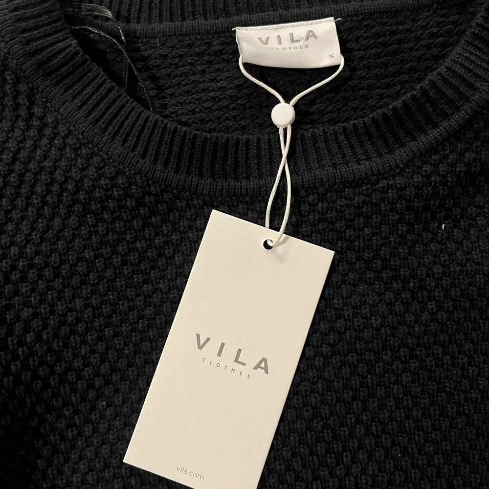 En tjockare tröja från VILA helt oanvänd med prislapp kvar! Köpt för 280kr!💗 Hör av er vid frågor eller fler bilder. . Tröjor & Koftor.
