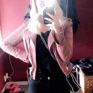 Rosa jacka - Säljer en rosa jacka från VeroModa i storlek S. Använt sparsamt, i väldigt fint skick.