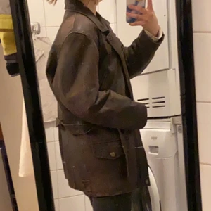 Läderjacka - Brunish läderjacka från 90talet i storlek S. Köparen står för frakt. Budgivning från 150kr