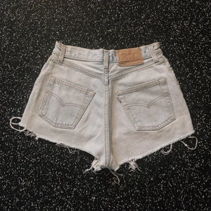 Levis jeansshorts W26/XS - Märke: Levi’s Färg: ljusblå tvätt/acid wash Storlek: w26, XS/S, 32/34/36 Modell: dam/kvinna/womens, 501 Mitt pris: 120 kr   Kolla in mina andra annonser, säljer bl.a märken som: Champion, Victorias Secret, Tommy Hilfiger, Calvin Klein, Adidas, Nike, Puma, Aimn, Gymshark, Brandy Melville, Zara, Hollister, NAKD, Topshop, Fjällräven, Weekday, Monki, Triangl.