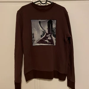 Limitato sweatshirt  - Väldigt snygg vinröd limitato sweatshirt som tyvärr inte passar mig längre. Trycket är av sammet. Väldigt bra skick på tröjan och trycket! Nypris ca 2000
