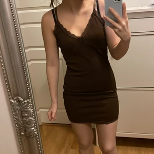 Klänning i storlek S - Kort, tajt klänning med spets. Ej använd och är i gott skick. Säljs på grund av att den är för stor på mig.
