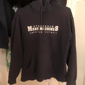 Säljer denna supersnygga hoodie i storlek L😚💕 köptes här på plick men inte så mycket använd💕