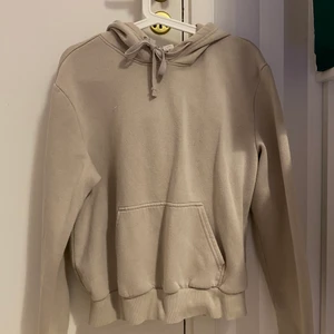 Beige hoodie  - Säljer pga ingen användning, tröjan är från h&m i storlek m. Köparen står för frakt och köpt är köpt, står inte heller för postens slarv