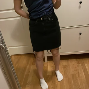 Jeanskjol i storlek 38 - Kort jeanskjol i storlek 38. Enbart använd en sommar och är i bra skick