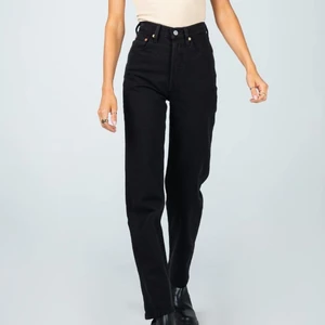 Levis jeans - Fina ribcage straigt levis jeans. De är för små för mig därför fick jag ta bild från internet. De är i bra skick och knappt använda. Köparen står för frakt!!