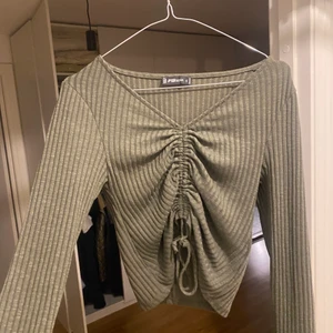 Långärmad tröja - Fin mörkgrön långärmad tröja med ”scrunch” i mitten💞 skriv privat vid frågor💞