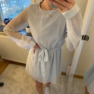 Ljusblå klänning - Ljusblå klänning som bara är använd 1 gång.