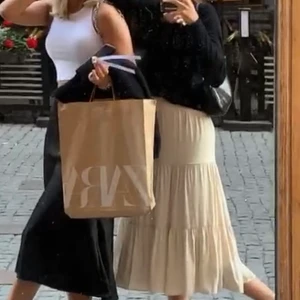 Kjol - En längre kjol i jätteskönt material. Storleken är XXS men skulle snarare säga att det sitter som en XS.