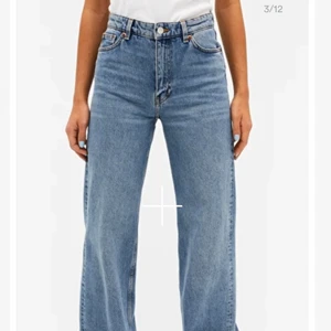 Monki Jeans - Vida byxor från Monki, säljs då de är för stora. Skicka provat för fler bilder<3