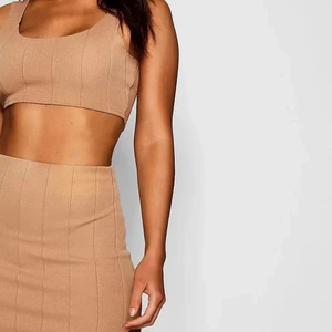 Set kjol & top Boohoo S brunt  - Set från boohoo med kjol och top i beige/brun färg, använd 1 gång fint skick. Passar strl S toppen märkt strl 38, sitter som på modellen i strl 38. Ribbat tyg Df säger jag att den passar S bra. Kan hämtas i Segeltorp eller postas mot fraktkostnad.