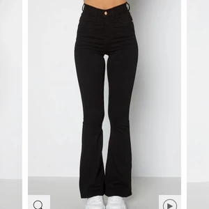Svarta flare jeans - Säljer mina svarta flare jeans i storlek S. Köpta för 400 för några månader sedan. I fint skick. Skriv för bilder! 
