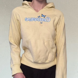 Converse y2k hoodie - Hoodie från converse i en jättefin gul färg, den är lite för liten för mig och brukar ha S i hoodies. Så passar nog bäst på någon som är lite mindre/kortare (jag är 175). Skriv om du har fler frågor, köparen står för frakt :)
